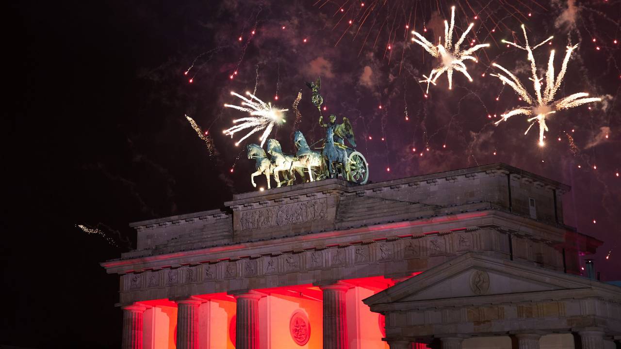 Zum Jahreswechsel wird vor dem Brandenburger Tor ein riesiges Feuerwerk abgefeuert.