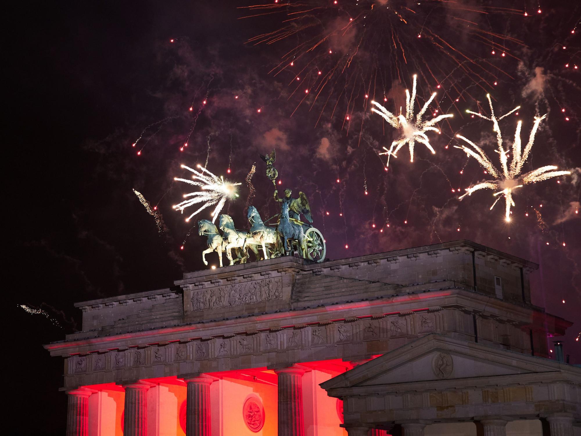 Zum Jahreswechsel wird vor dem Brandenburger Tor ein riesiges Feuerwerk abgefeuert.
