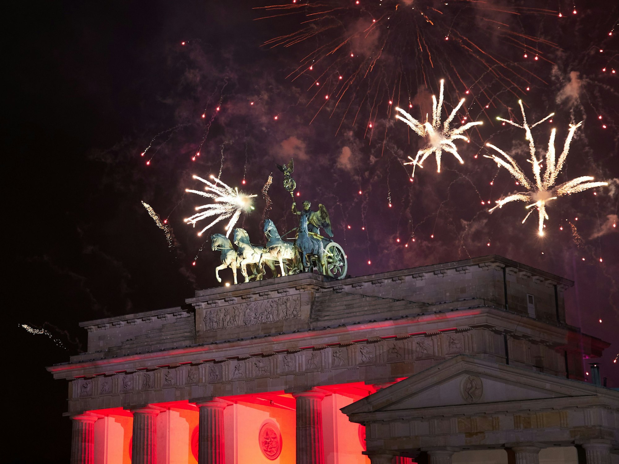Zum Jahreswechsel wird vor dem Brandenburger Tor ein riesiges Feuerwerk abgefeuert.