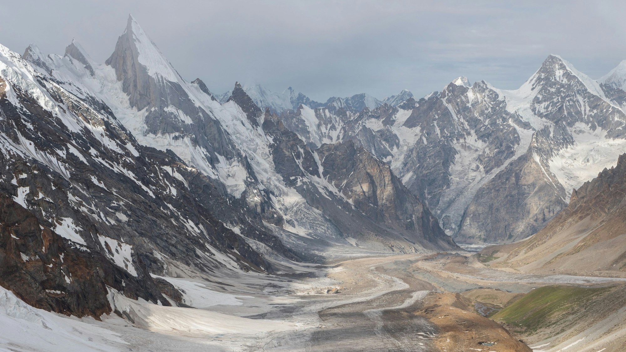 Der eingeschneite Berggipfel des Laila Peak.