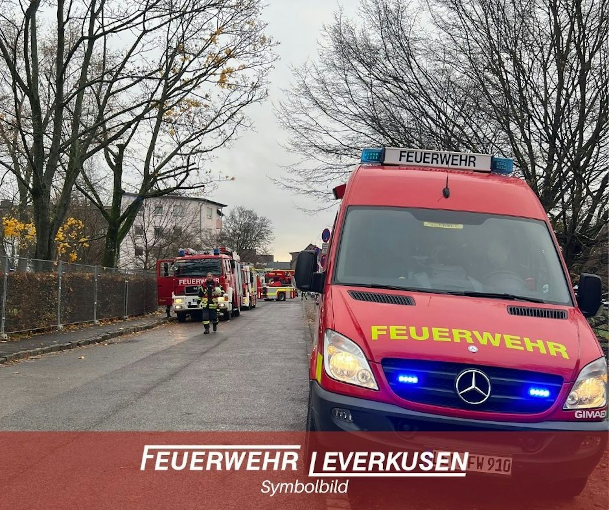 Ein Fahrzeug der Feuerwehr Leverkusen im Einsatz.