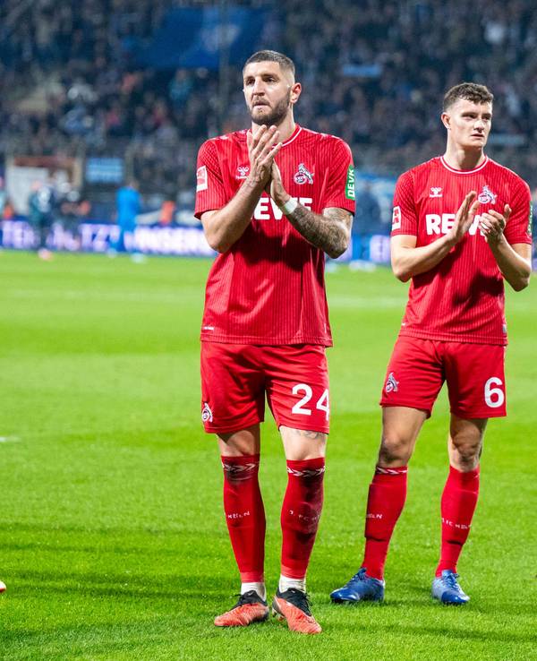 Jeff Chabot, hier zwischen Timo Hübers und Eric Martel, applaudiert den FC-Fans.