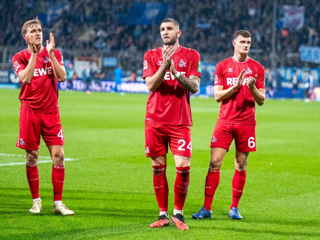 Jeff Chabot, hier zwischen Timo Hübers und Eric Martel, applaudiert den FC-Fans.