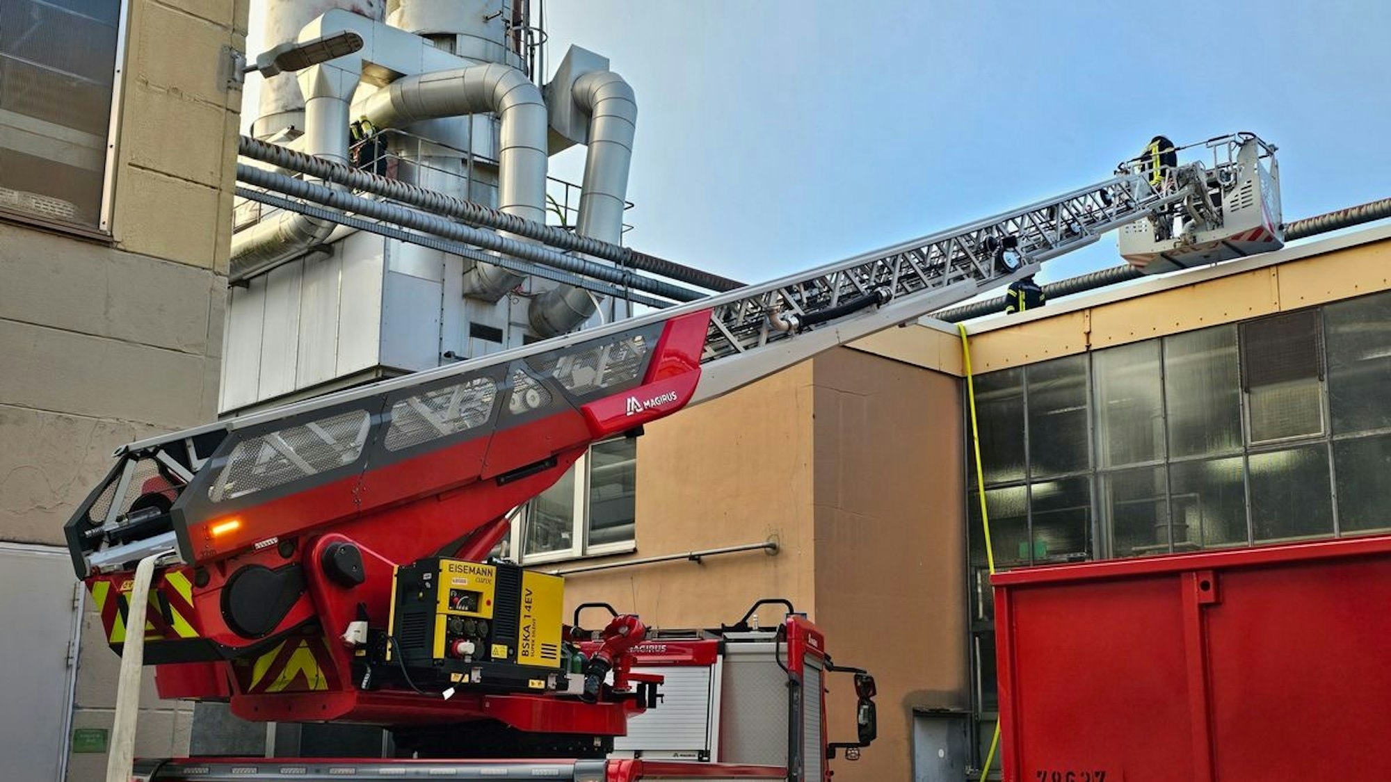 Feuerwehrauto vor einem Industriebetrieb in Arnsberg.