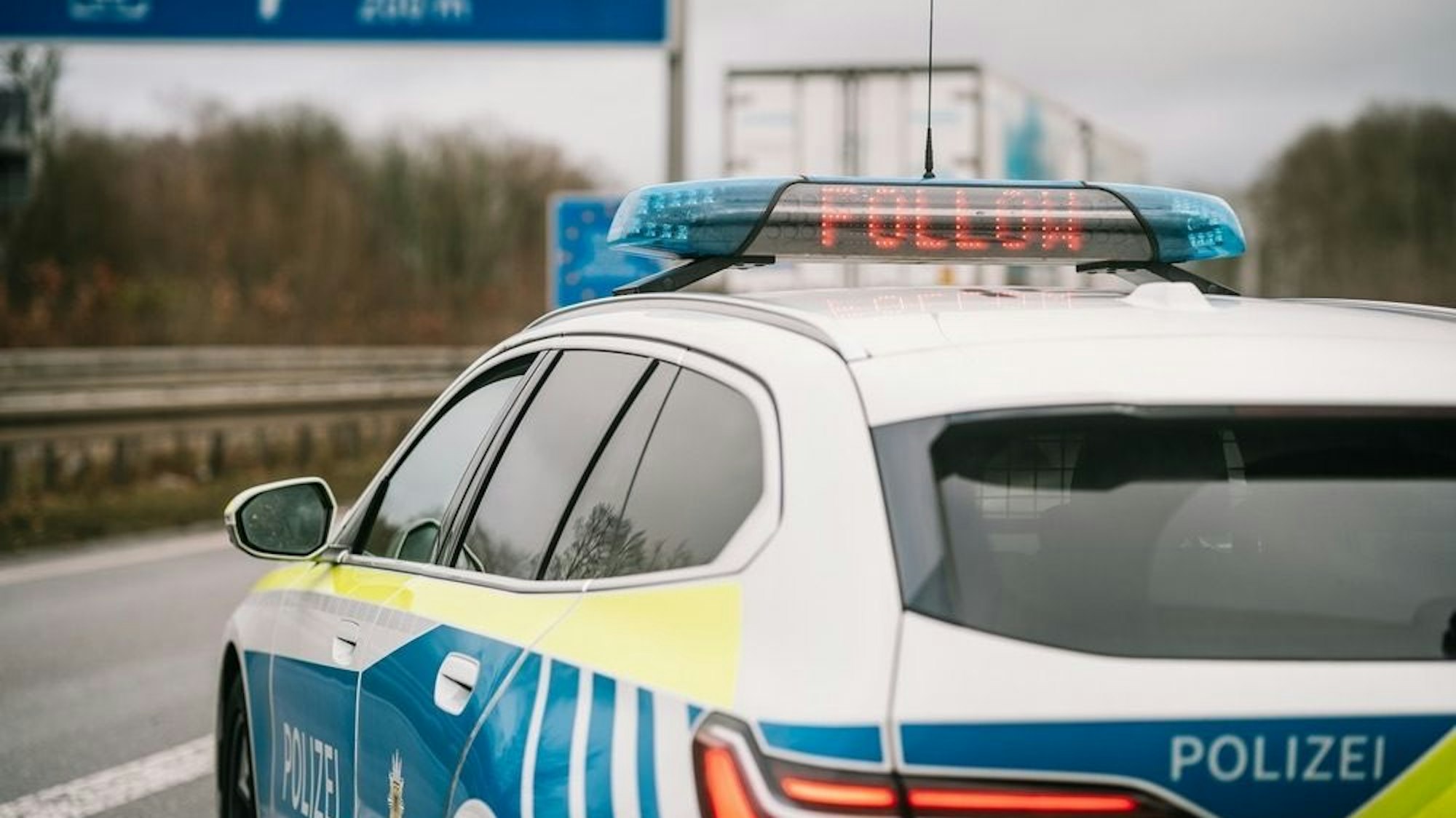 Ein Fahrzeug der Bundespolizei steht auf einer Straße.