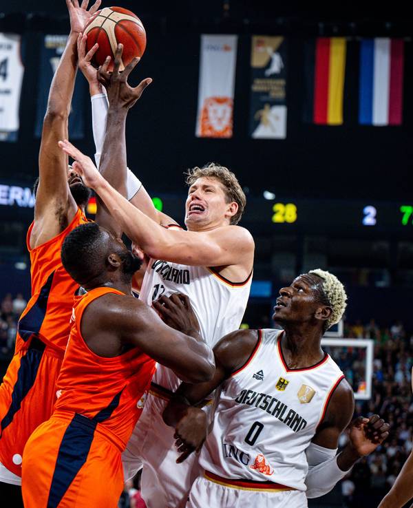 Moritz Wagner versucht, sich gegen zwei niederländische Gegenspieler durchzusetzen.