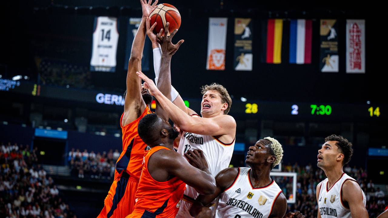 Moritz Wagner versucht, sich gegen zwei niederländische Gegenspieler durchzusetzen.