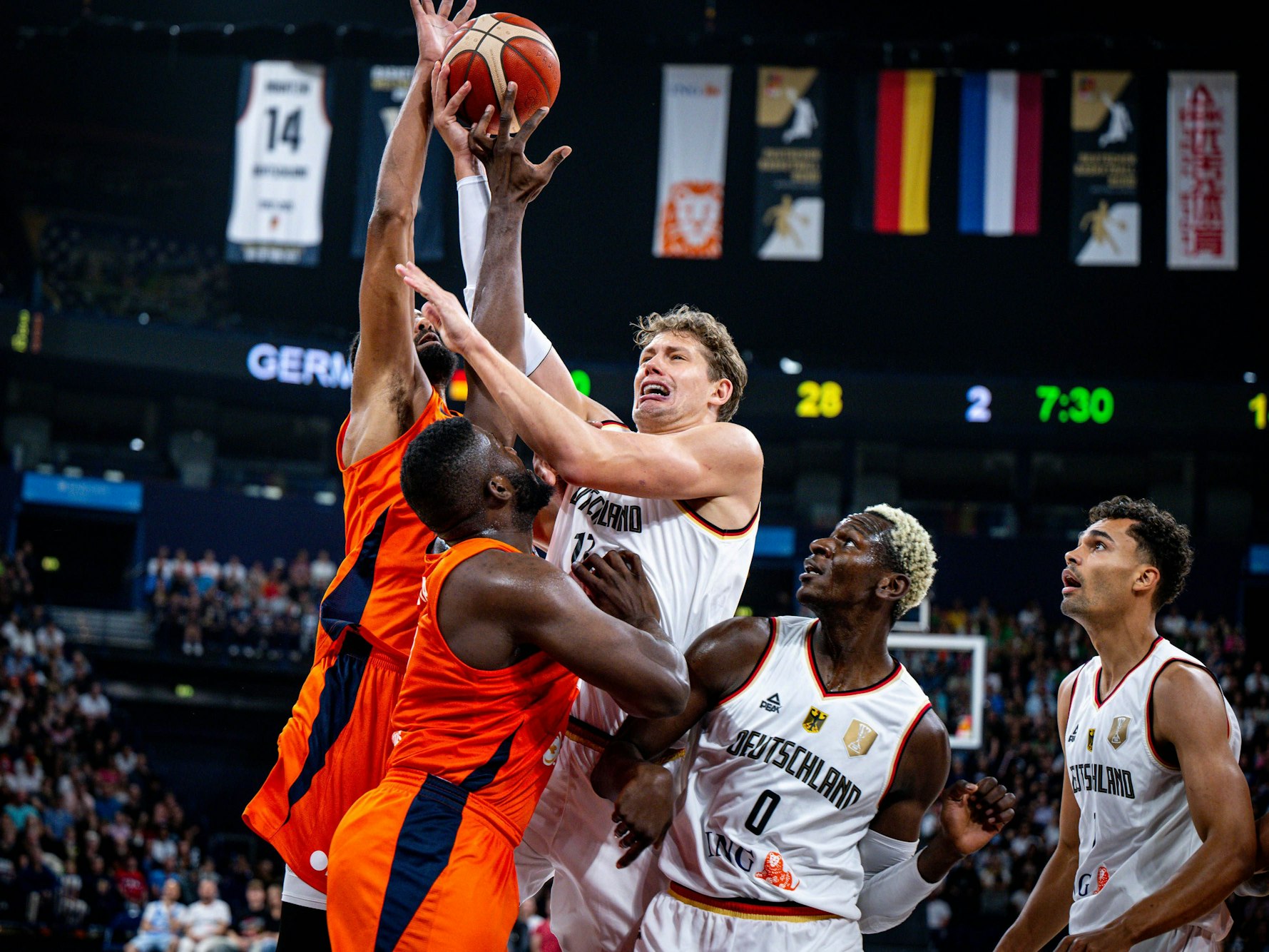 Moritz Wagner versucht, sich gegen zwei niederländische Gegenspieler durchzusetzen.