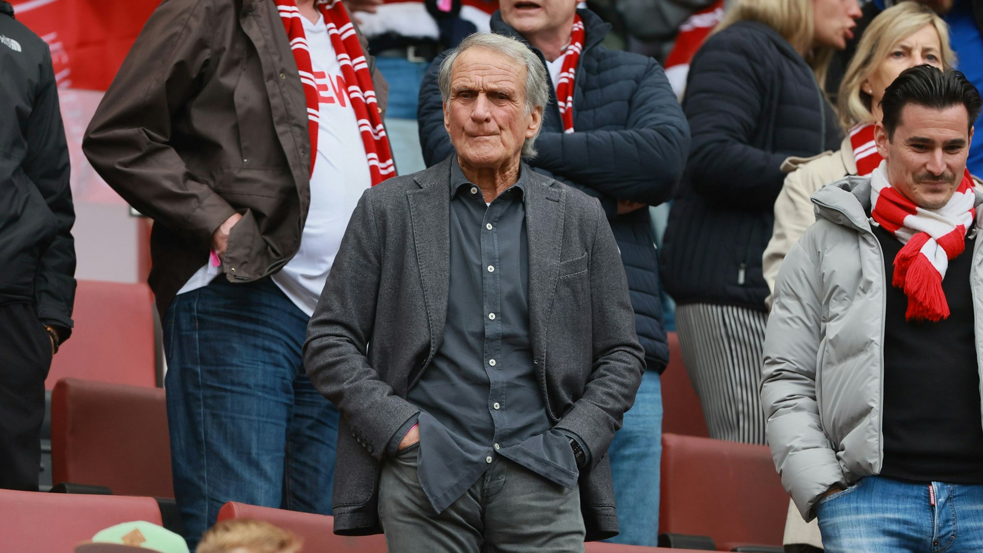 Wolfgang Overath bei einem FC-Spiel auf der Tribüne.