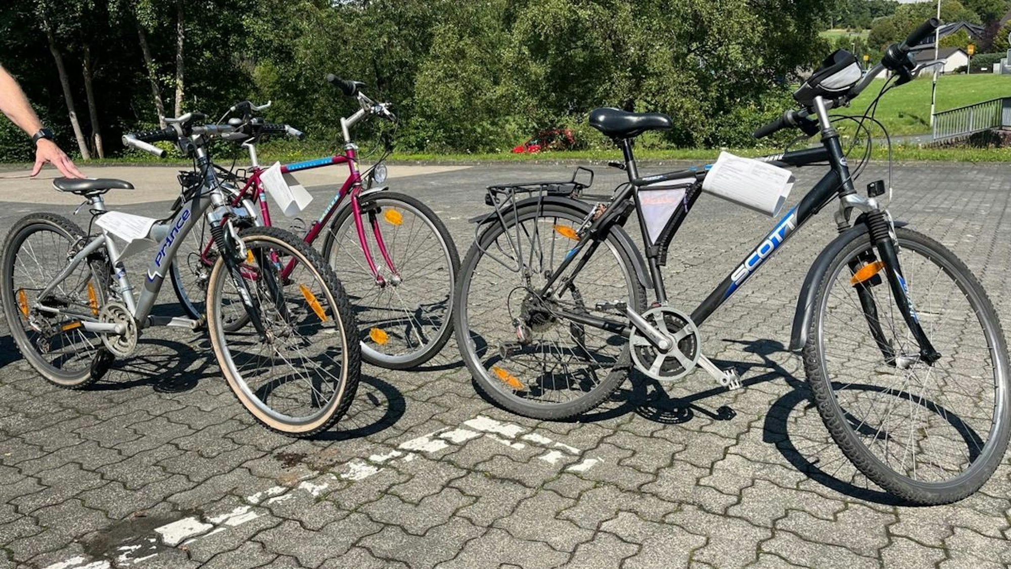 Drei Fahrräder, die von der Polizei sichergestellt wurden.