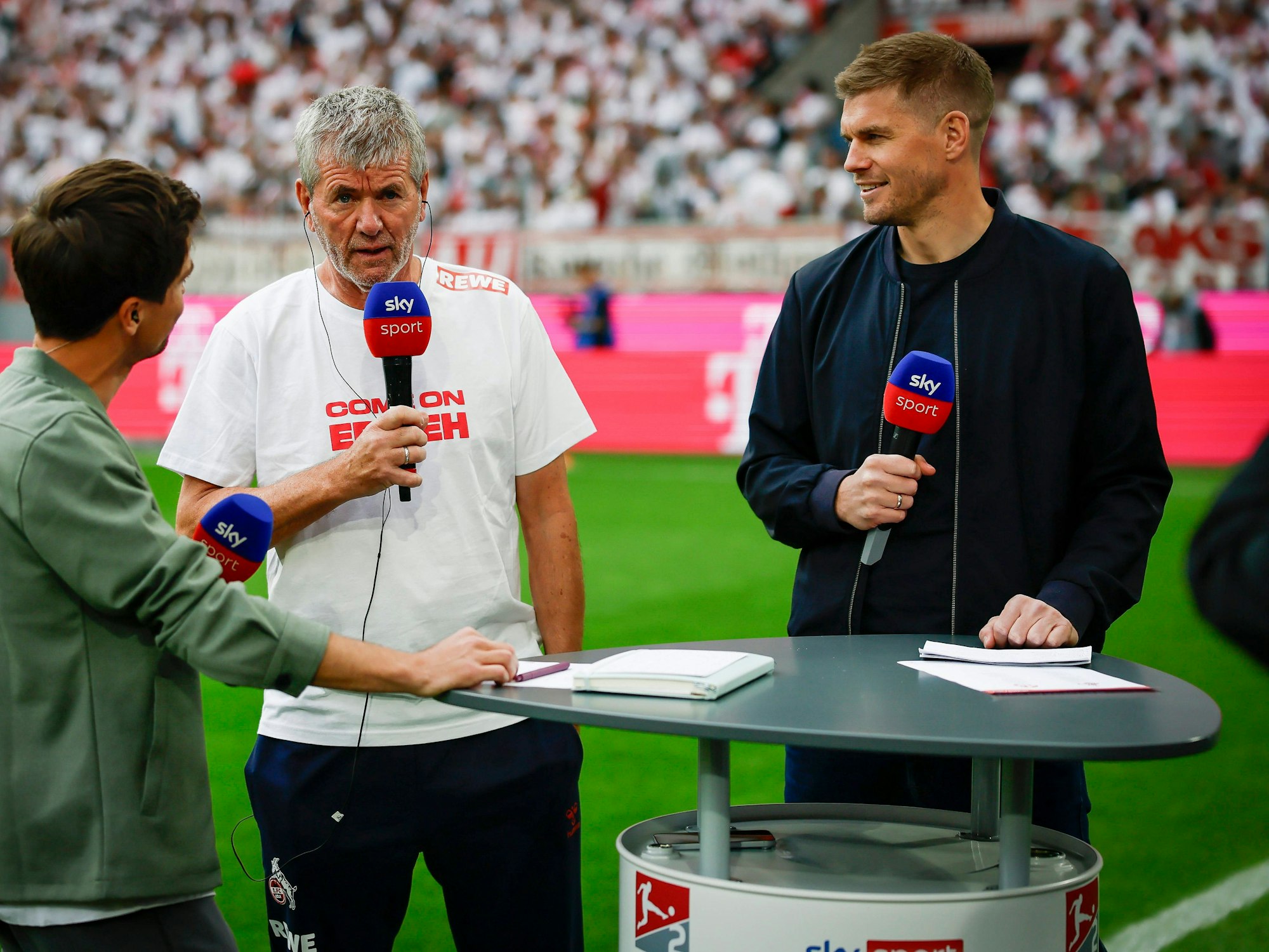 Simon Terodde im Gespräch mit Friedhelm Funkel.