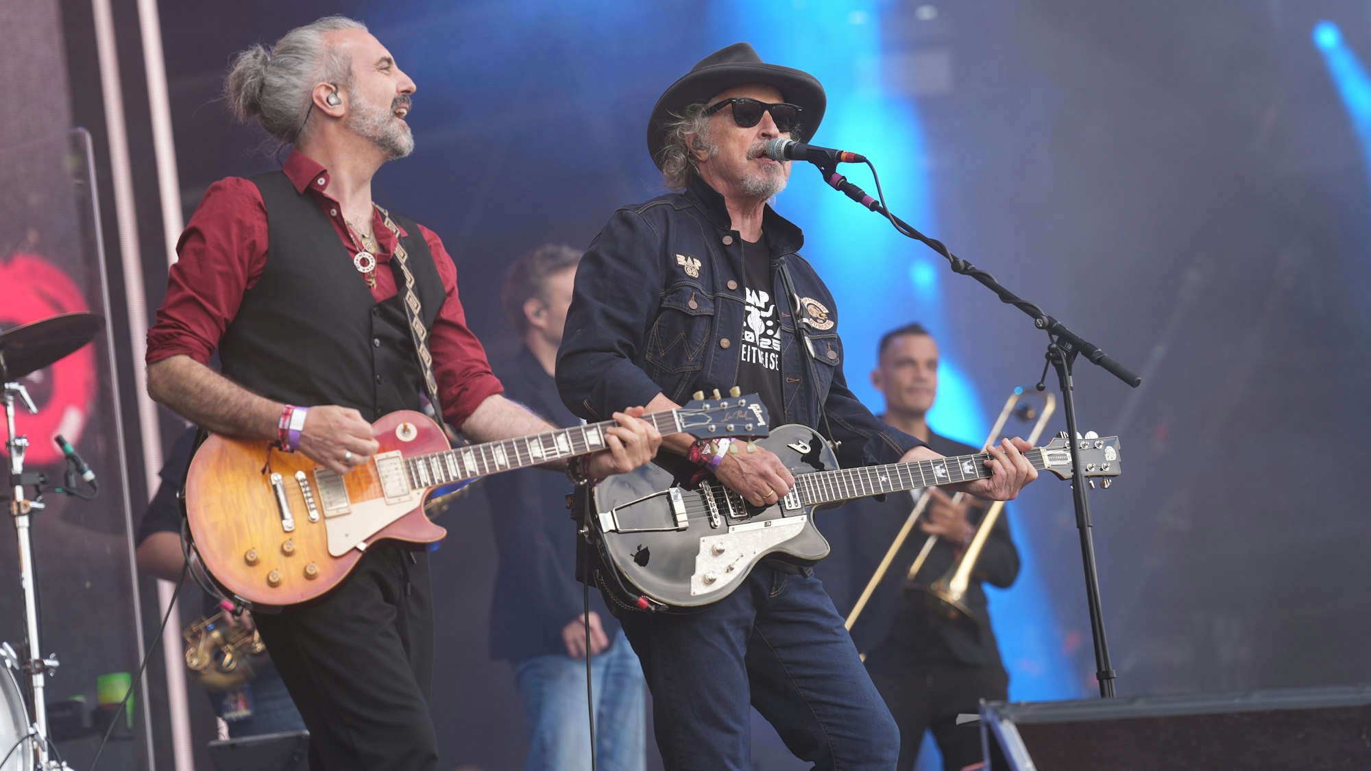 Wolfgang Niedecken (r), Sänger der Band BAP, auf der Bühne während des Wacken Open Airs.