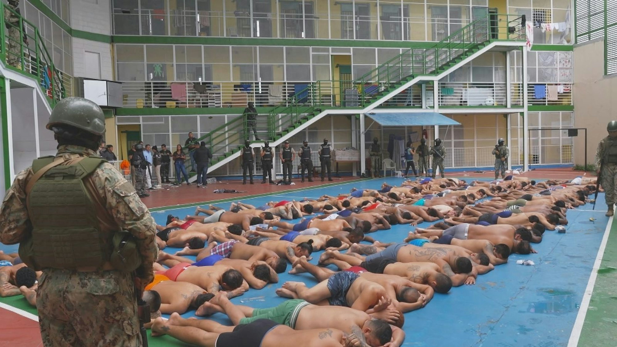 Die Gefängnisse in Ecuador sind überfüllt, Wärter und Verwaltung überfordert. (Bild: ZDF/Ligne de Front 2024)
