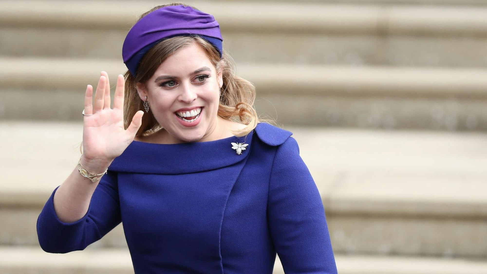 Prinzessin Beatrice winkt bei einem öffentlichen Auftritt.