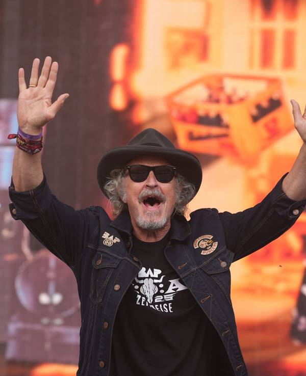 Wolfgang Niedecken, Sänger der Band BAP, singt auf der Bühne während des Wacken Open Airs.