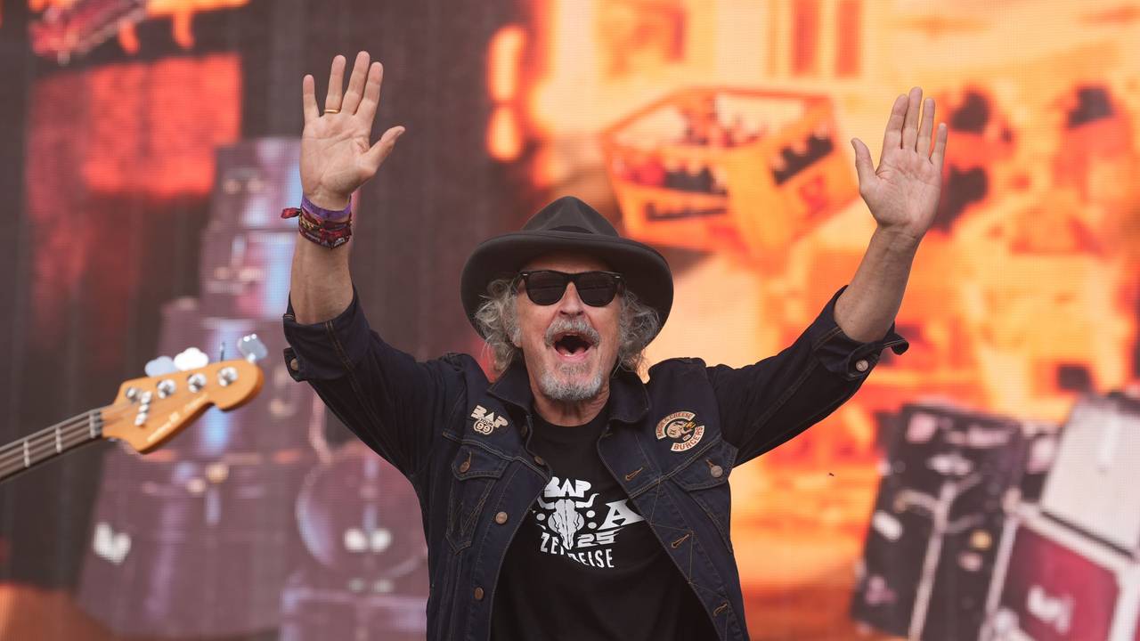 Wolfgang Niedecken, Sänger der Band BAP, singt auf der Bühne während des Wacken Open Airs.