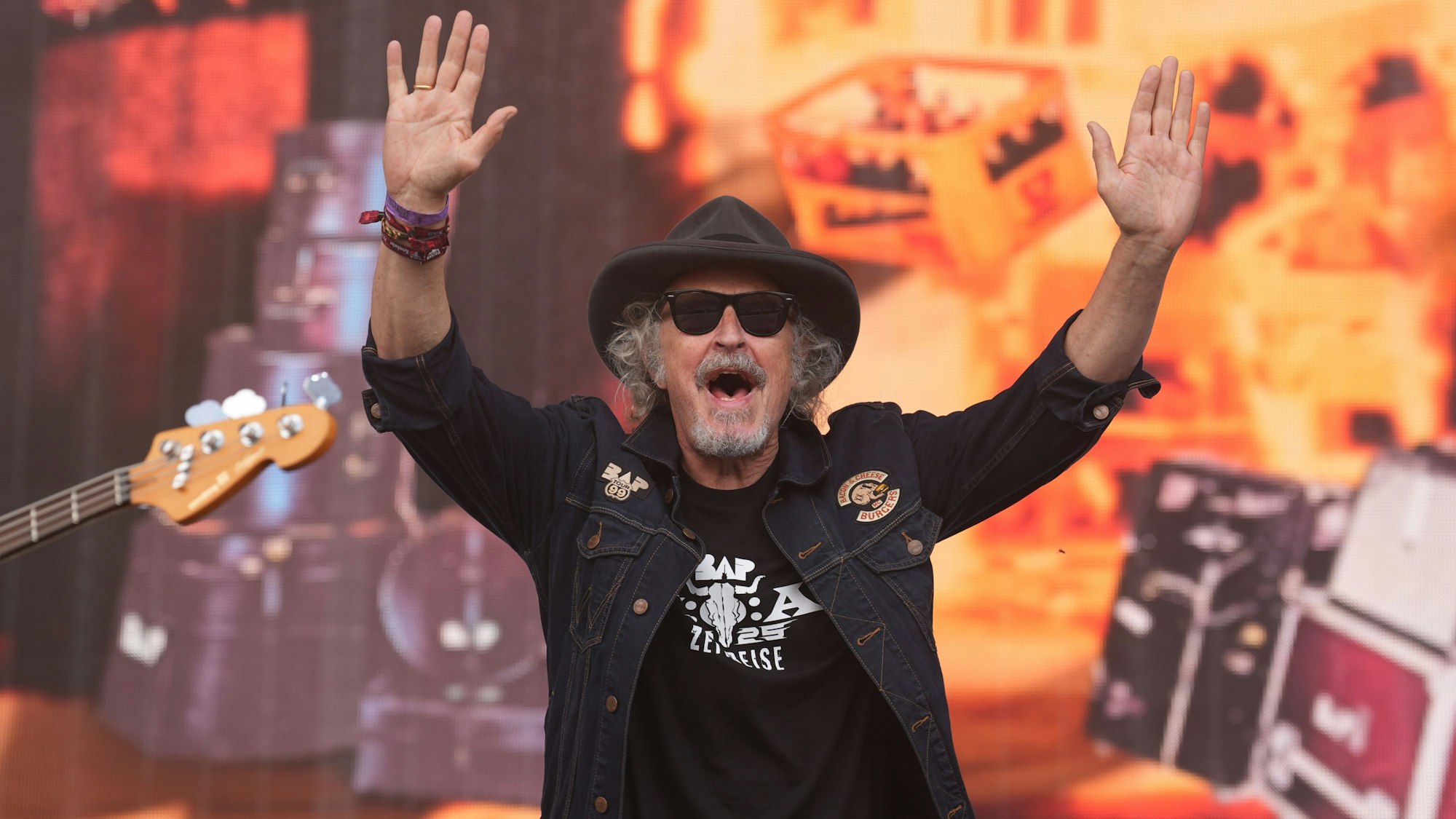 Wolfgang Niedecken, Sänger der Band BAP, singt auf der Bühne während des Wacken Open Airs.