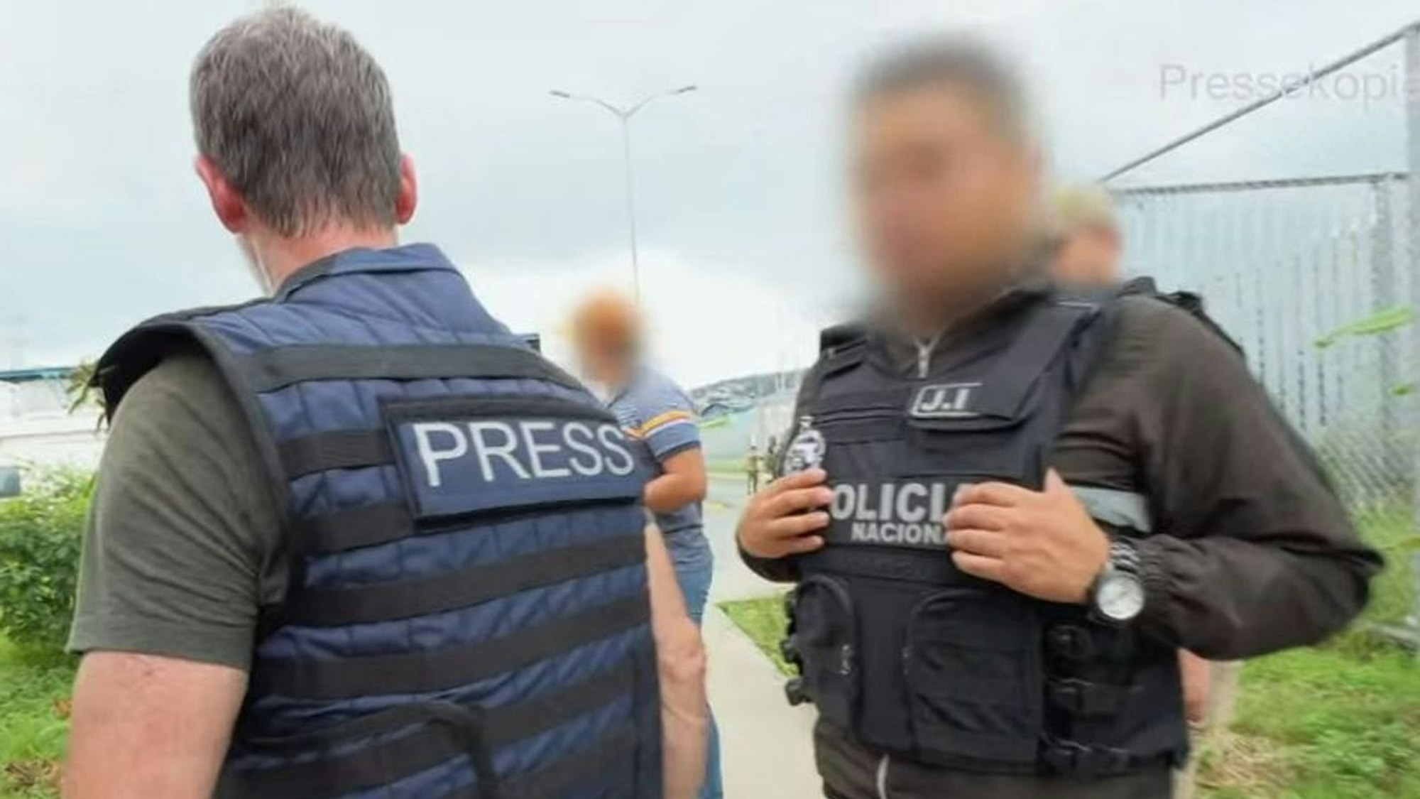 Für den ZDF-Film „Drogenkrieg in Ecuador - Ein Land am Abgrund“ begibt sich ein Team des Senders in große Gefahr. In einem Gefängnis in Ecuador erleben die Journalisten, wie skrupellos hier vorgegangen wird. (Bild: ZDF)