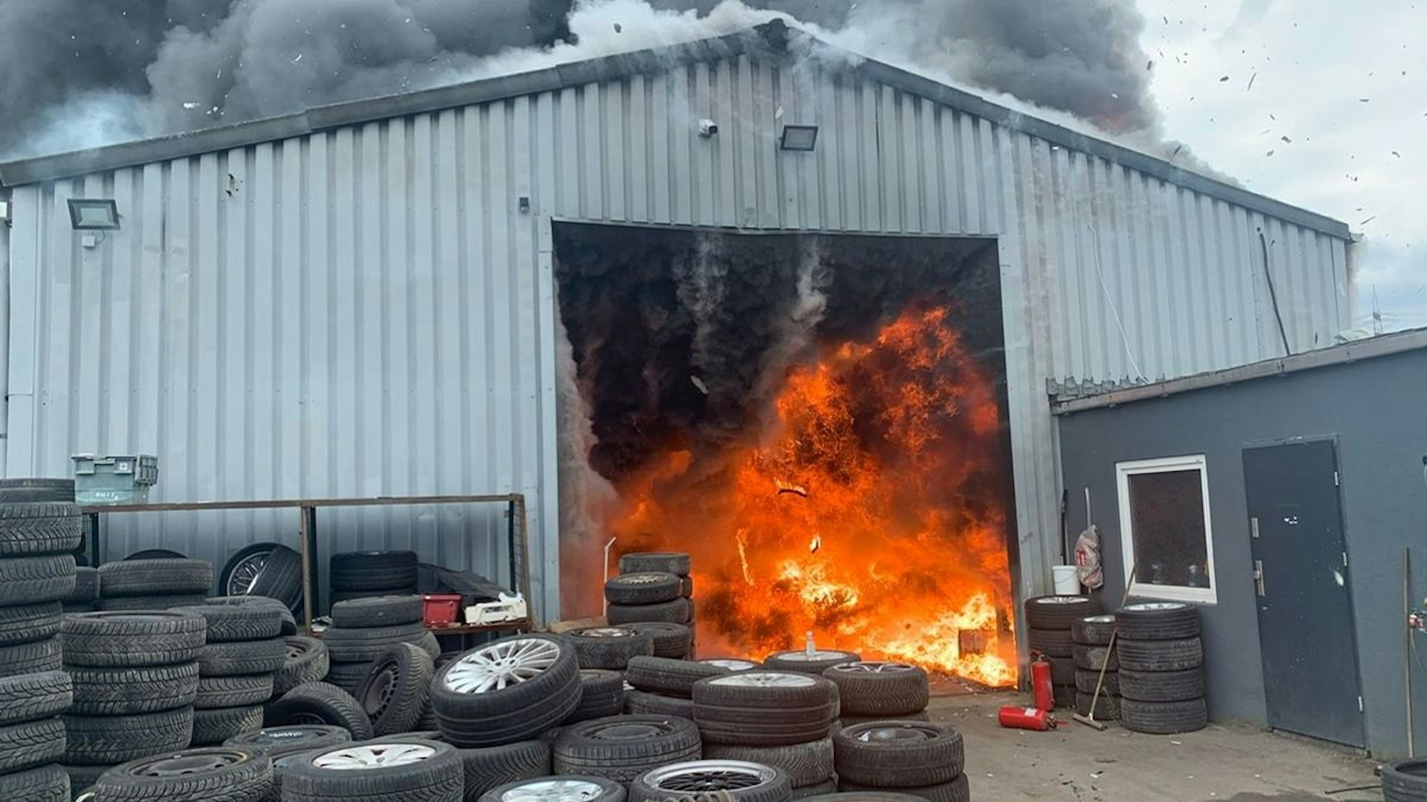 Feuerwehreinsatz bei einer brennenden Lagerhalle in Bottrop.