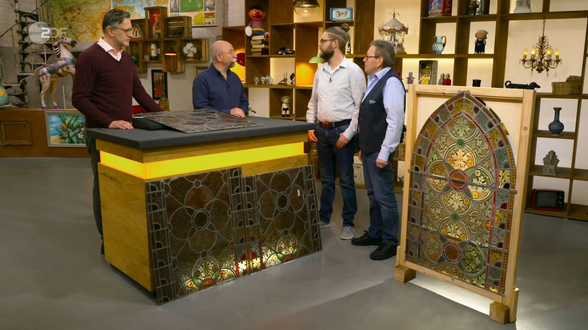 Kirchenfenster aus Bleiglas und Eisen aus einer Zeitspanne von 1861 bis 1900 wollten Michael und sein Sohn Simon verkaufen. (Bild: ZDF)