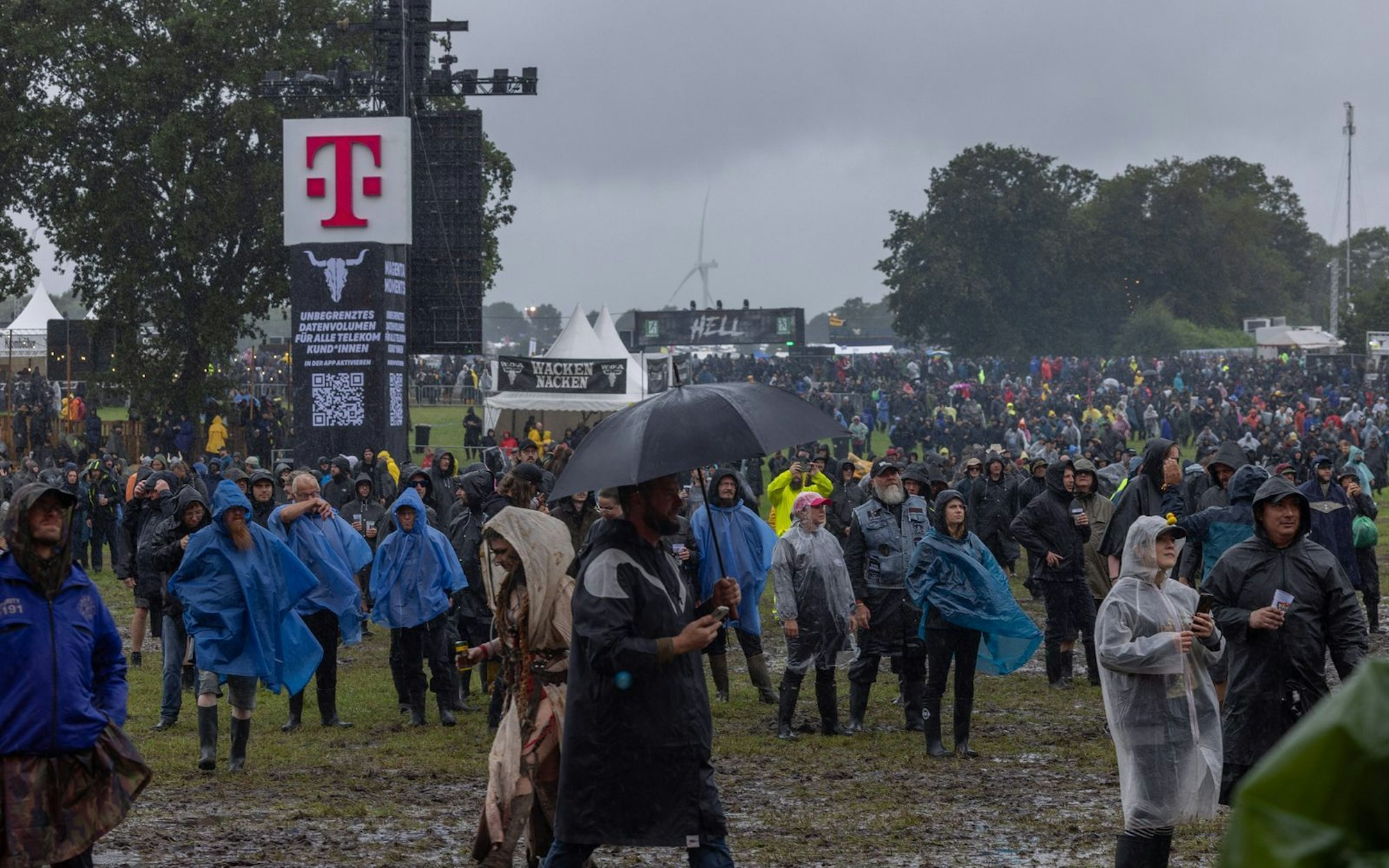 Petrus lässt die Wacken-Fans in diesem Jahr im Stich - doch die lassen sich wie gewohnt die Stimmung nicht verderben. (Bild: IMAGO / Dirk Jacobs)