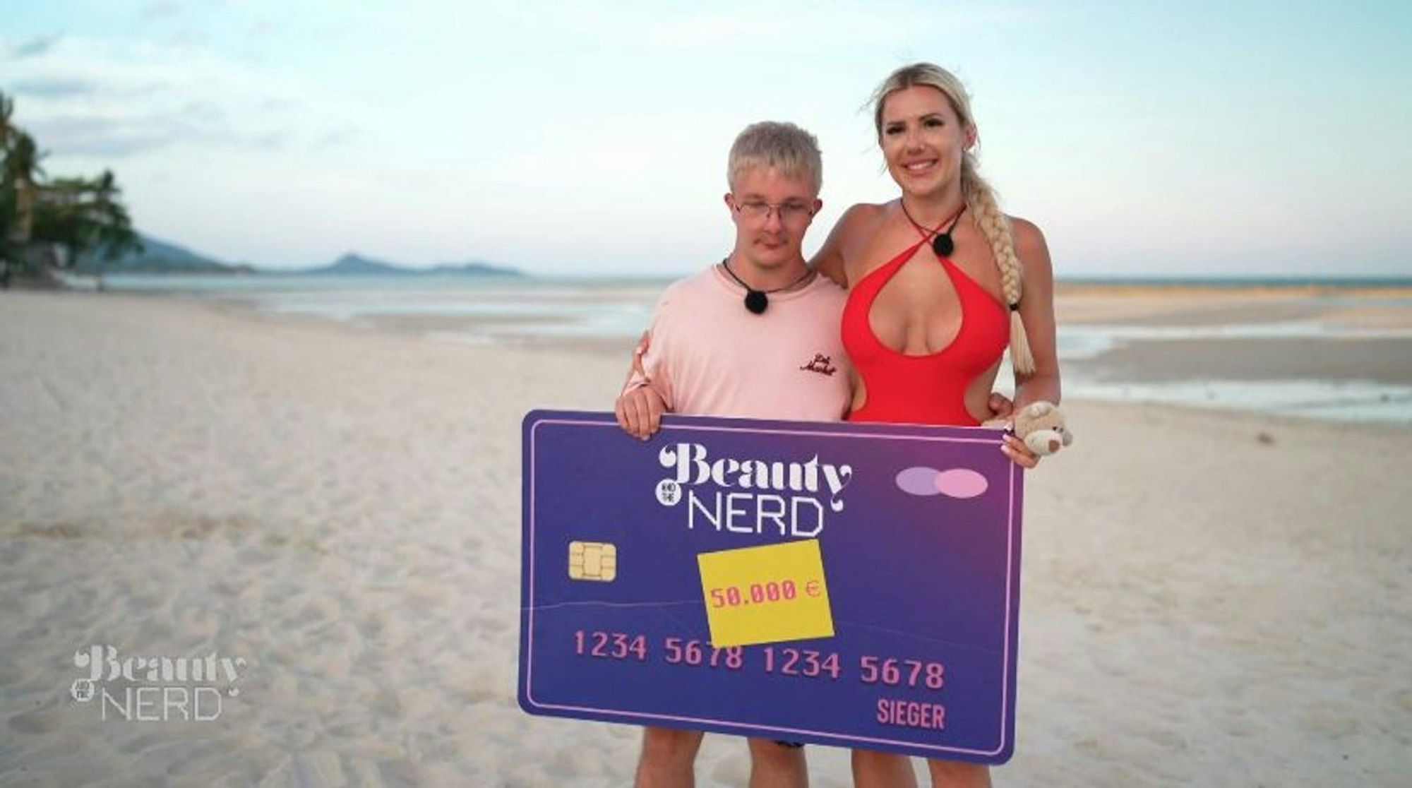Laura und Sammy sichern sich den Sieg bei „Beauty & the Nerd“! „Das war einfach ein unfassbares Gefühl“, freut sich Laura. Der Siegerin kommen sogar die Tränen. „Ich bin so stolz, dass wir den Sieg nach Hause holen konnten.“ (Bild: Joyn)