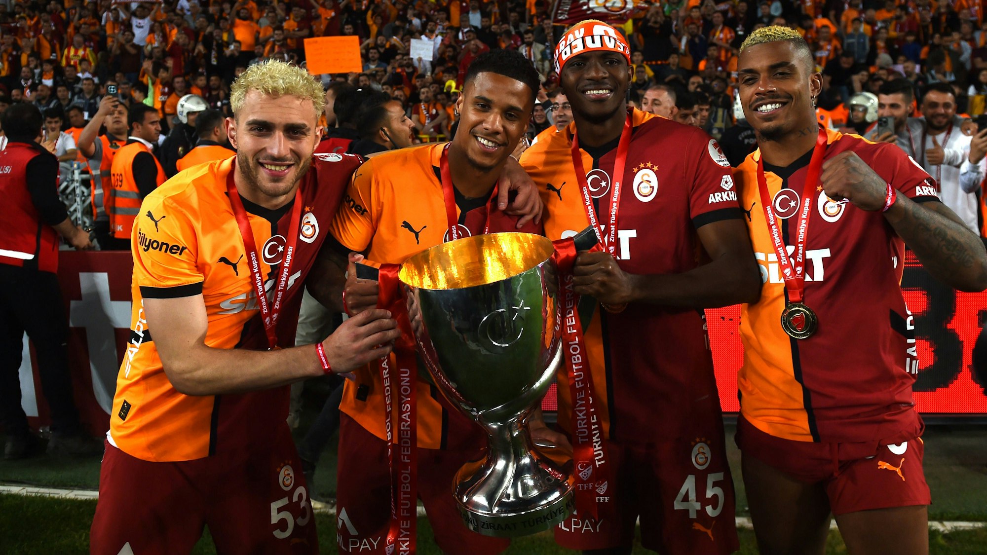 Von links nach rechts: Baris Alper Yilmaz, Ismail Jakobs, Victor Osimhen und Mario Lemina feiern nach dem Spiel mit dem Pokal