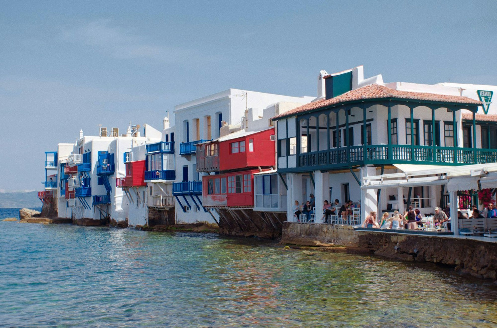 Das Viertel Alefkandra, auch „Klein-Venedig“ genannt, in Mykonos-Stadt ist immer noch ein Hotspot der Touristen. (Bild: Filmiki / unafilm)
