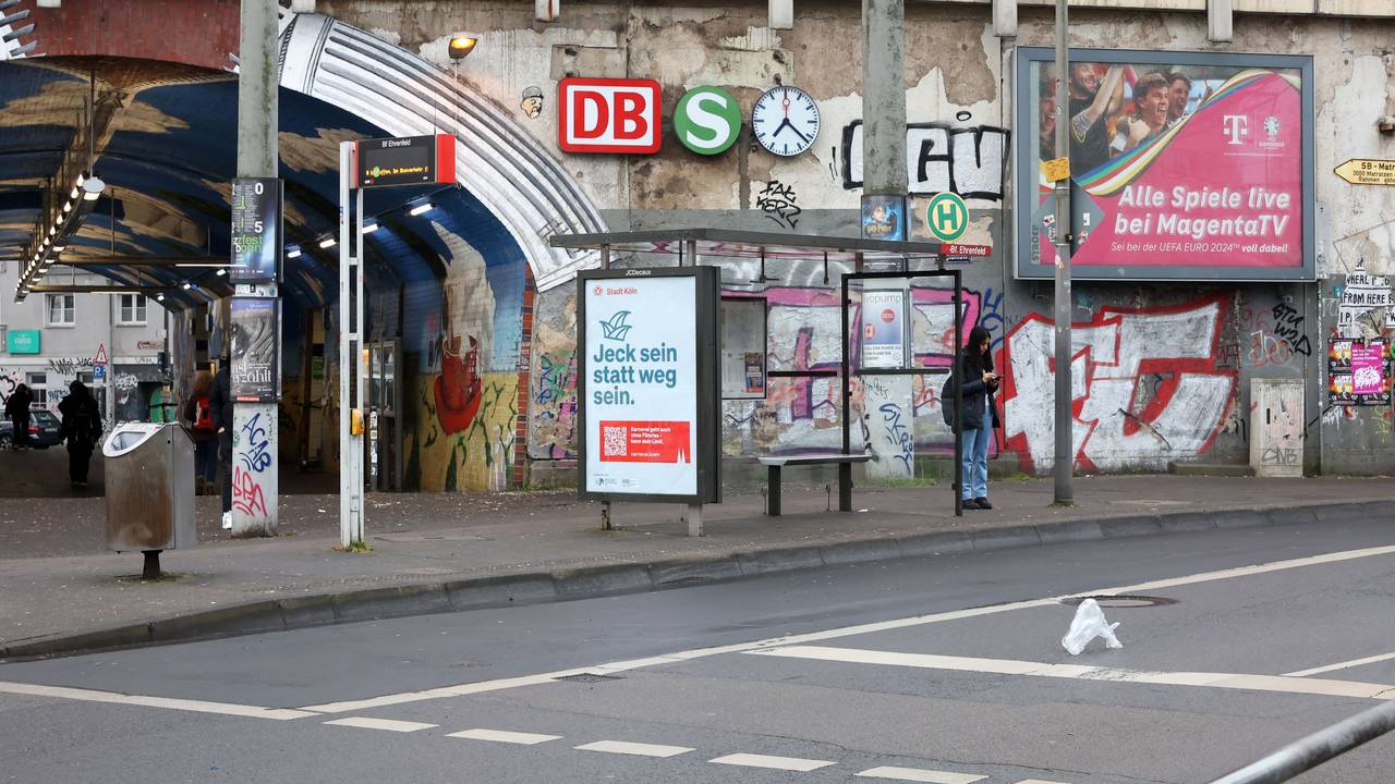 An einer Bahnunterführungen, die vollgeschmiert ist mit Graffiti, hängen Schilder.