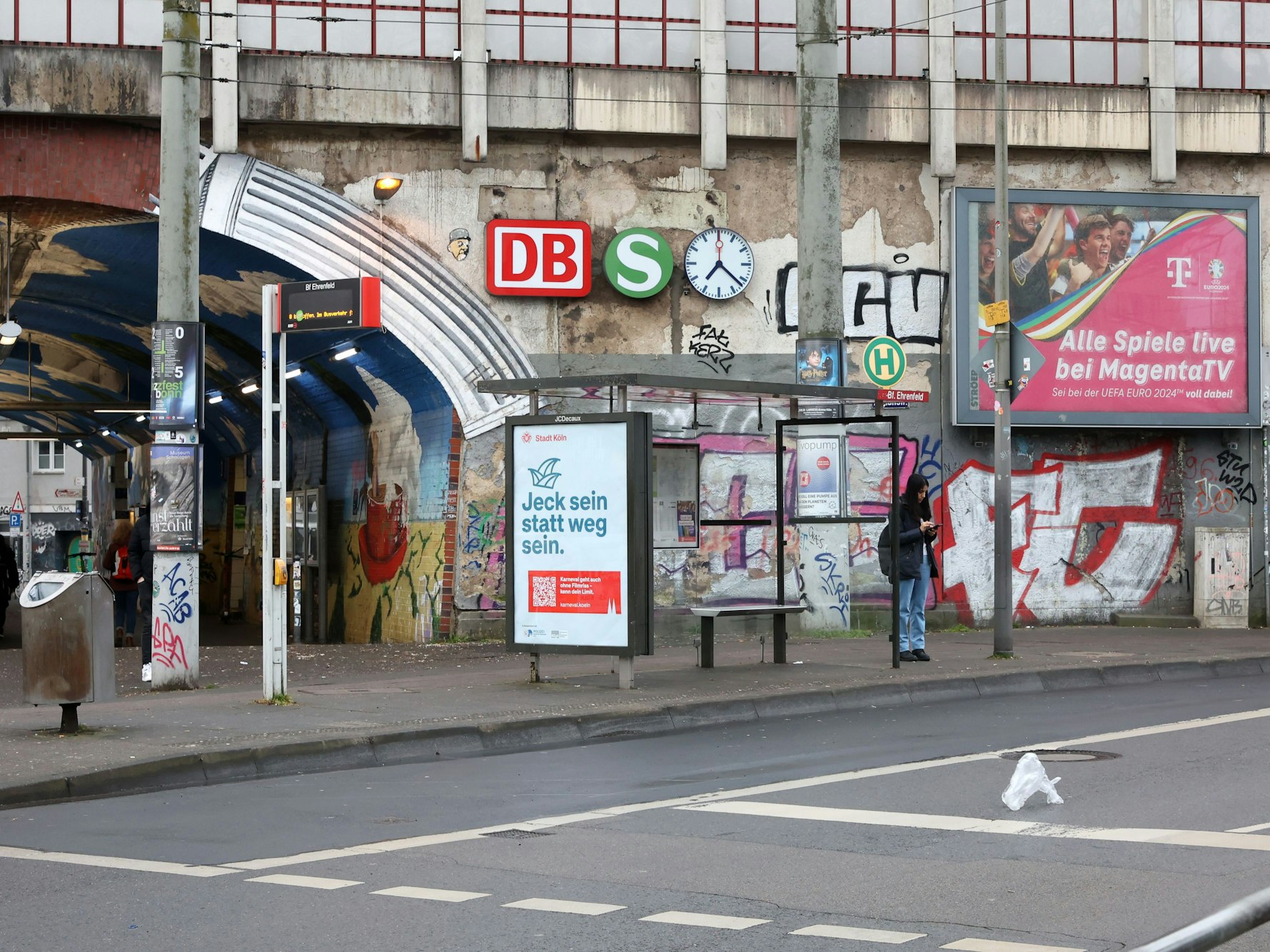 Aufgrund des Warnstreiks im Öffentlichen Personennahverkehr (ÖPNV-Warnstreik) fahren ganztägig weder Busse noch Stadtbahnen der Kölner Verkehrsbetriebe (KVB). Es ist bereits der zweite derartige Streiktag in diesem Monat.
Bushaltestelle Bahnhof Ehrenfeld
Foto: Martina Goyert