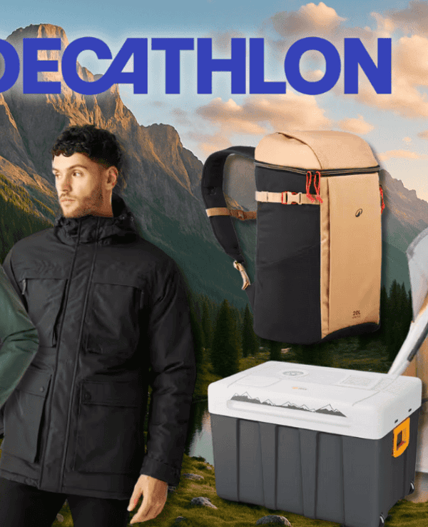 Produkte wie Zelte, Outdoor-Jacken, ein Rucksack und eine Kühlbox vor einer Bergkulisse.