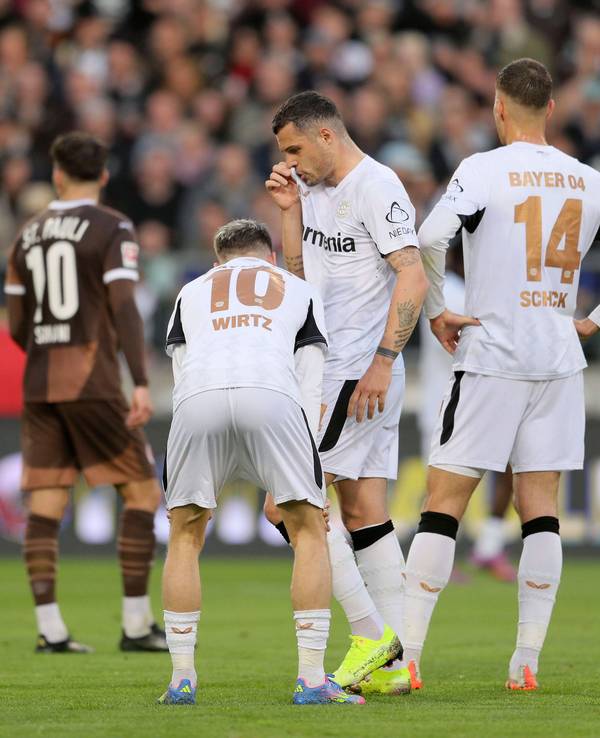Patrik Schick, Florian Wirtz und Granit Xhaka sind nach dem Schlusspfiff enttäuscht.