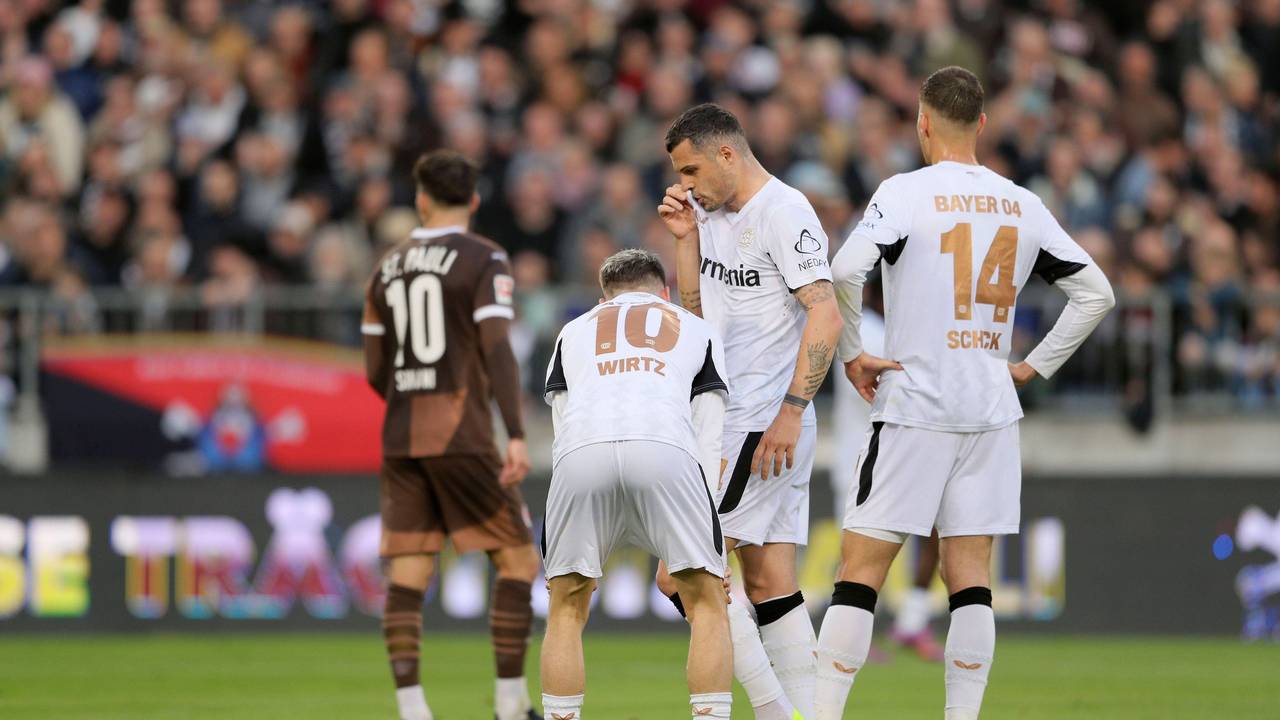 Patrik Schick, Florian Wirtz und Granit Xhaka sind nach dem Schlusspfiff enttäuscht.
