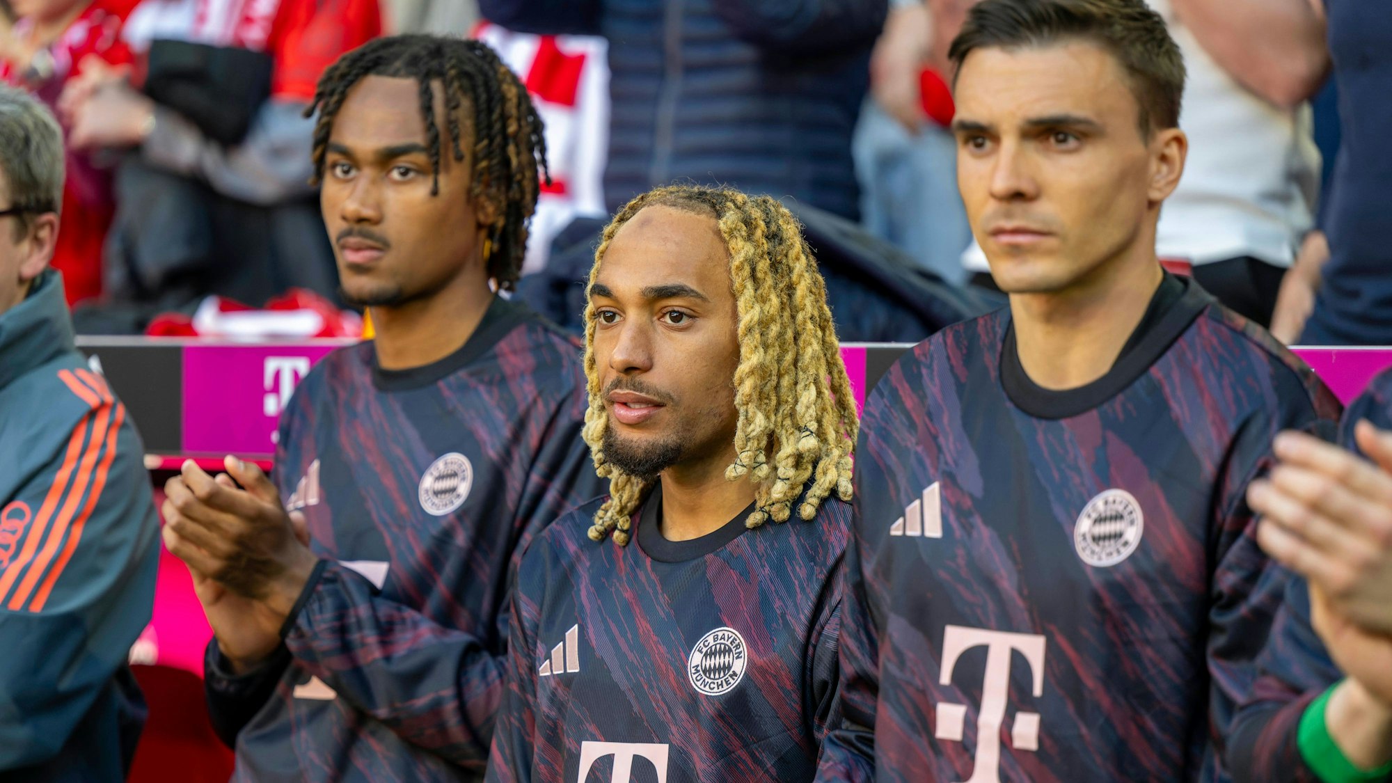 Jonah Kusi-Asare, Sacha Boey (M.) und Joao Palhinha (r.) an der Ersatzbank.