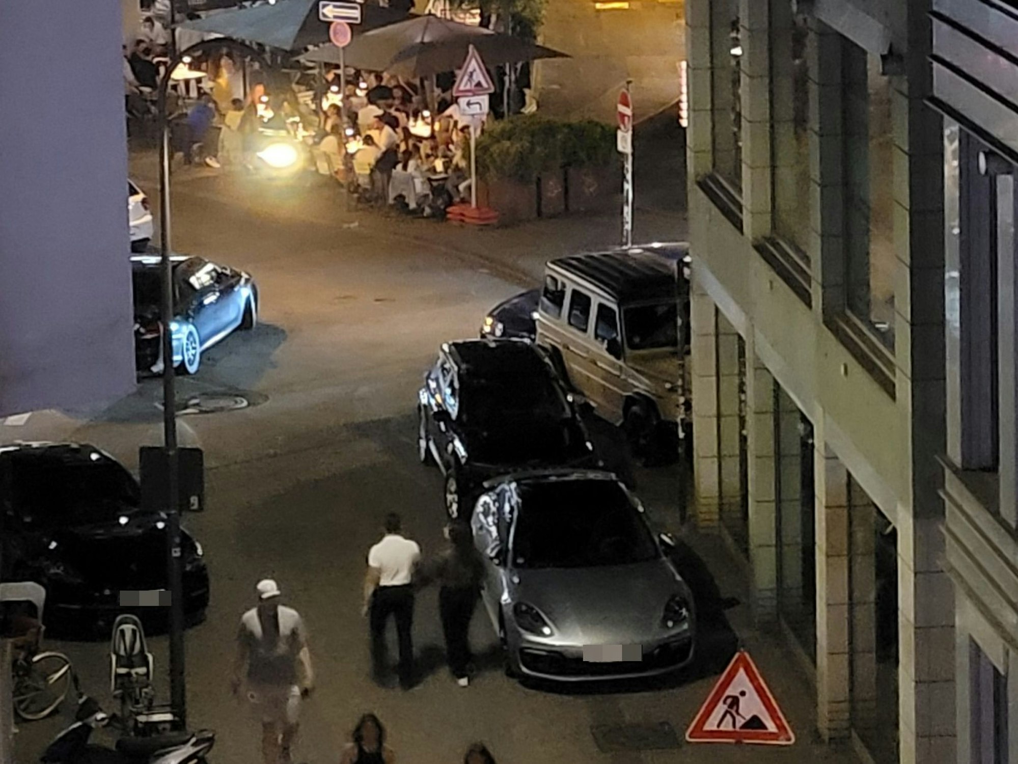 Teile der Ehrenstraße in Köln sind zugeparkt.