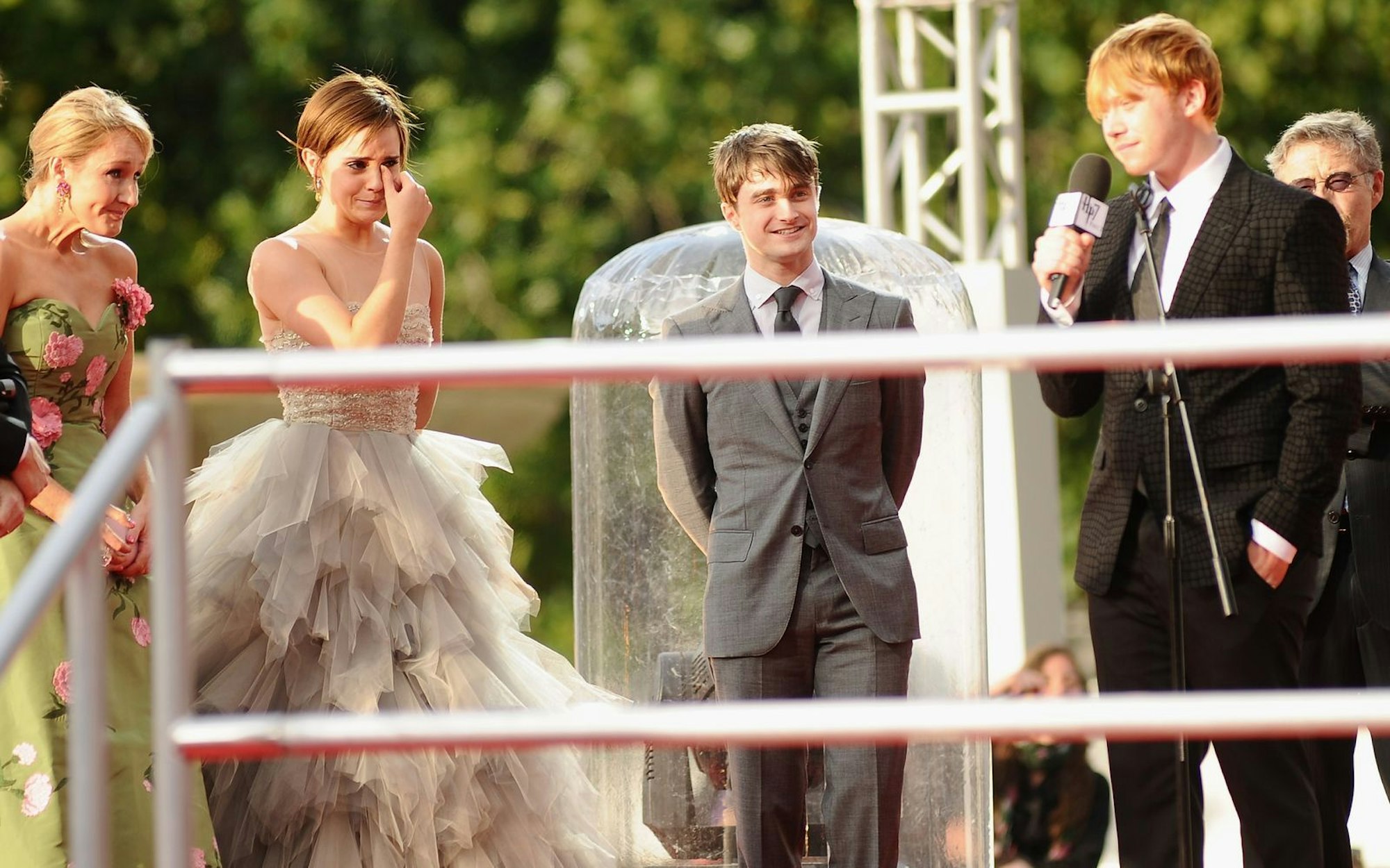 J.K. Rowling und Emma Watson, Daniel Radcliffe und Rupert Grint (von links) bei der Premiere des achten „Harry Potter“-Films im Jahr 2011. Alle drei Hauptdarsteller haben die Aussagen der Autorin kritisiert. (Bild: 2011 Getty Images/Ian Gavan)