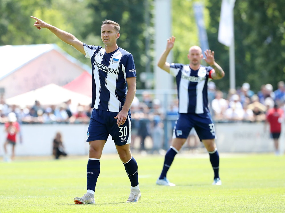 Paul Seguin und Ton Leistner gestikulieren.