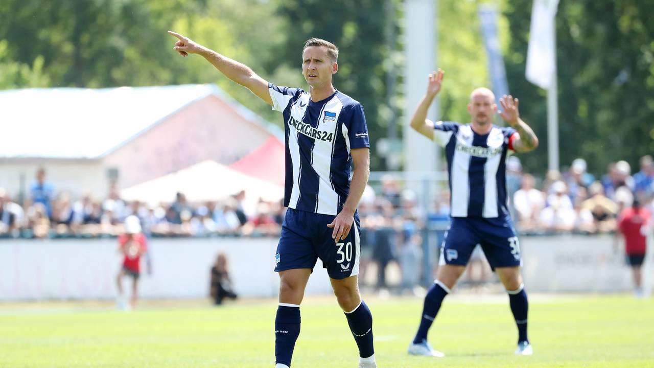 Paul Seguin und Ton Leistner gestikulieren.
