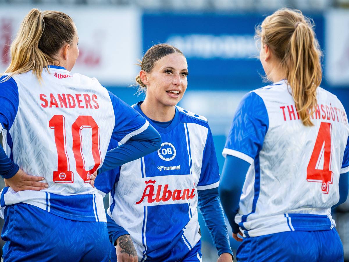 Zoe Hasenauer spricht bei einem Spiel mit Teamkolleginnen.
