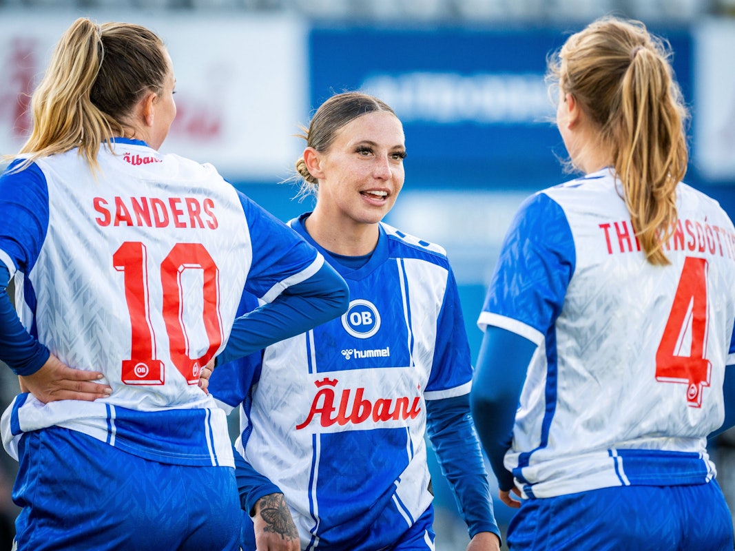 Zoe Hasenauer spricht bei einem Spiel mit Teamkolleginnen.