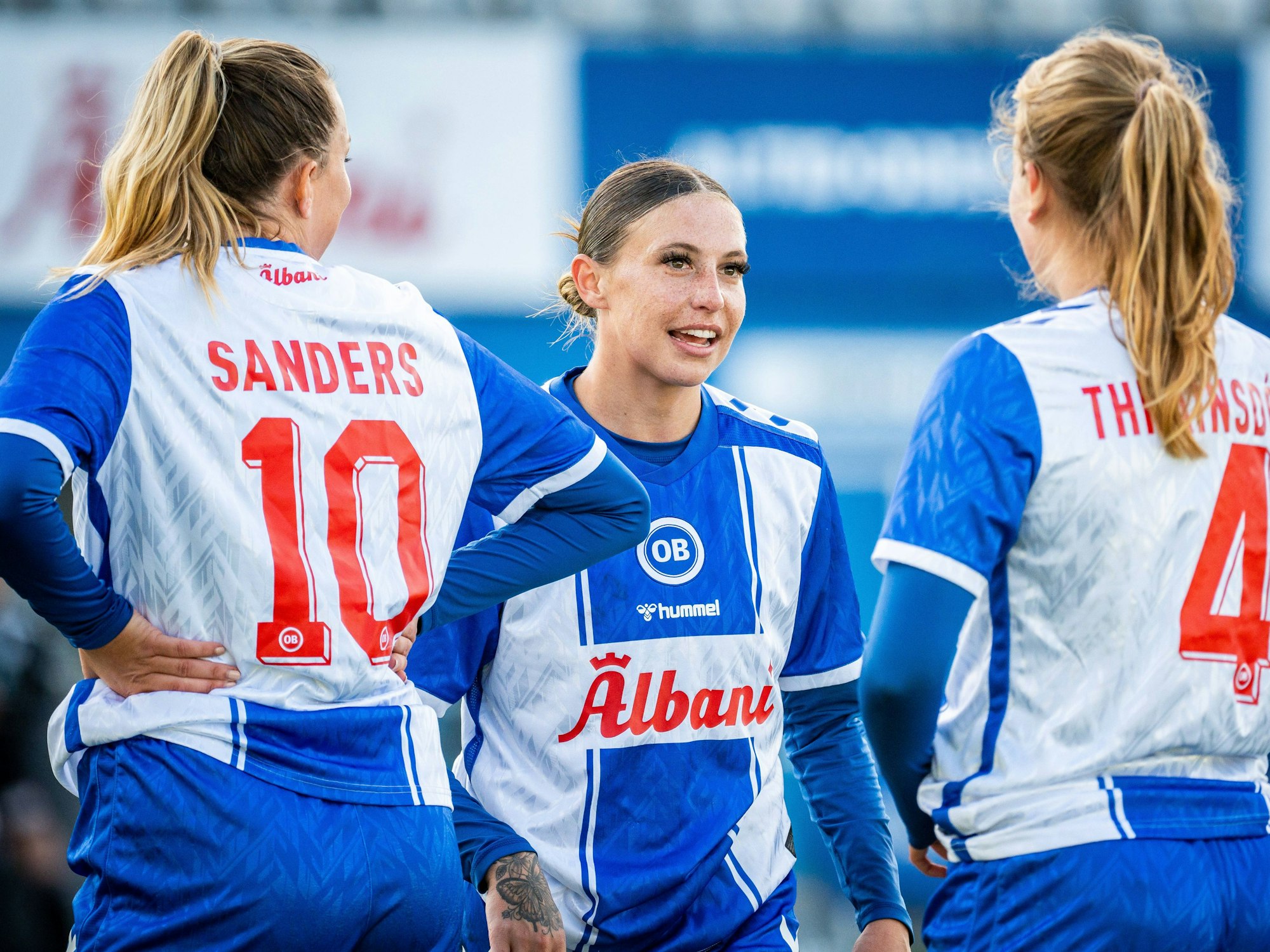 Zoe Hasenauer spricht bei einem Spiel mit Teamkolleginnen.