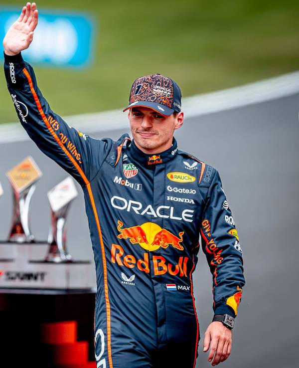 Max Verstappen winkt den Fans.