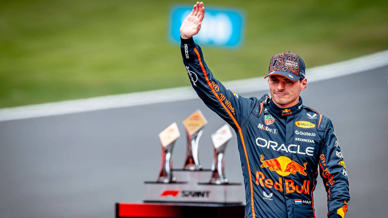 Max Verstappen winkt den Fans.