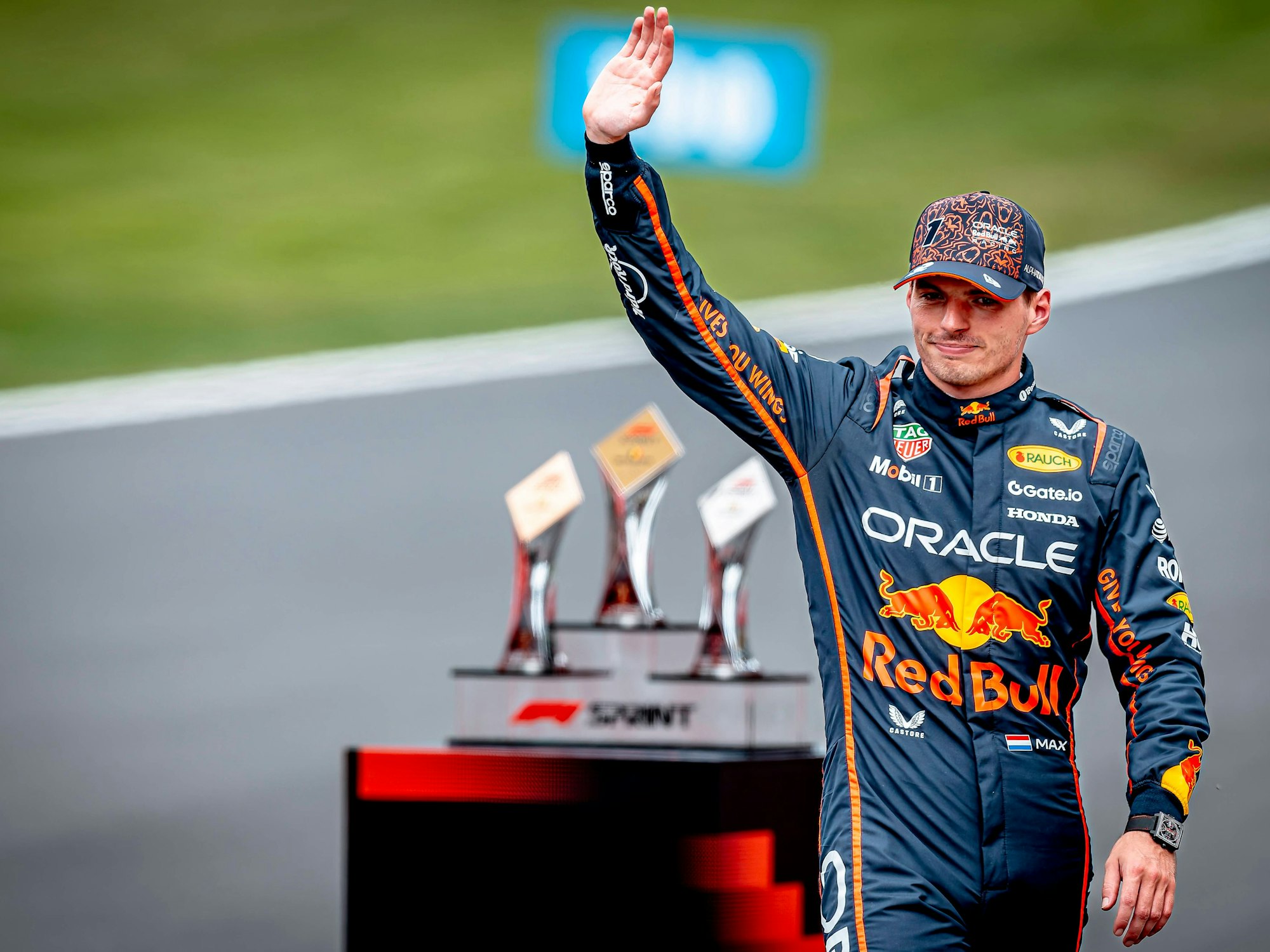 Max Verstappen winkt den Fans.