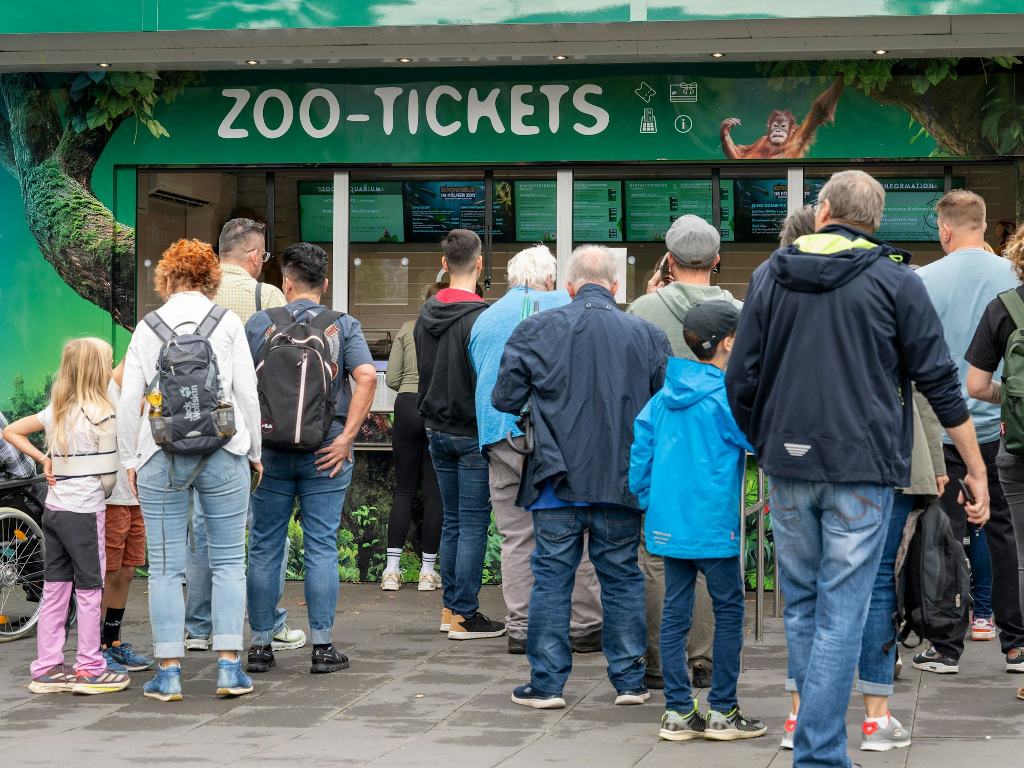 Besucher und Besucherinnen vor dem Kölner Zoo