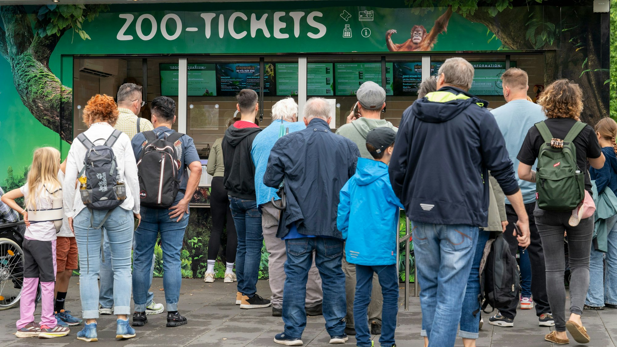Besucher und Besucherinnen stehen vor dem Haupteingang am Kölner Zoo (Archivfoto). Über den Nebeneingang wurde in den Zoo eingebrochen.