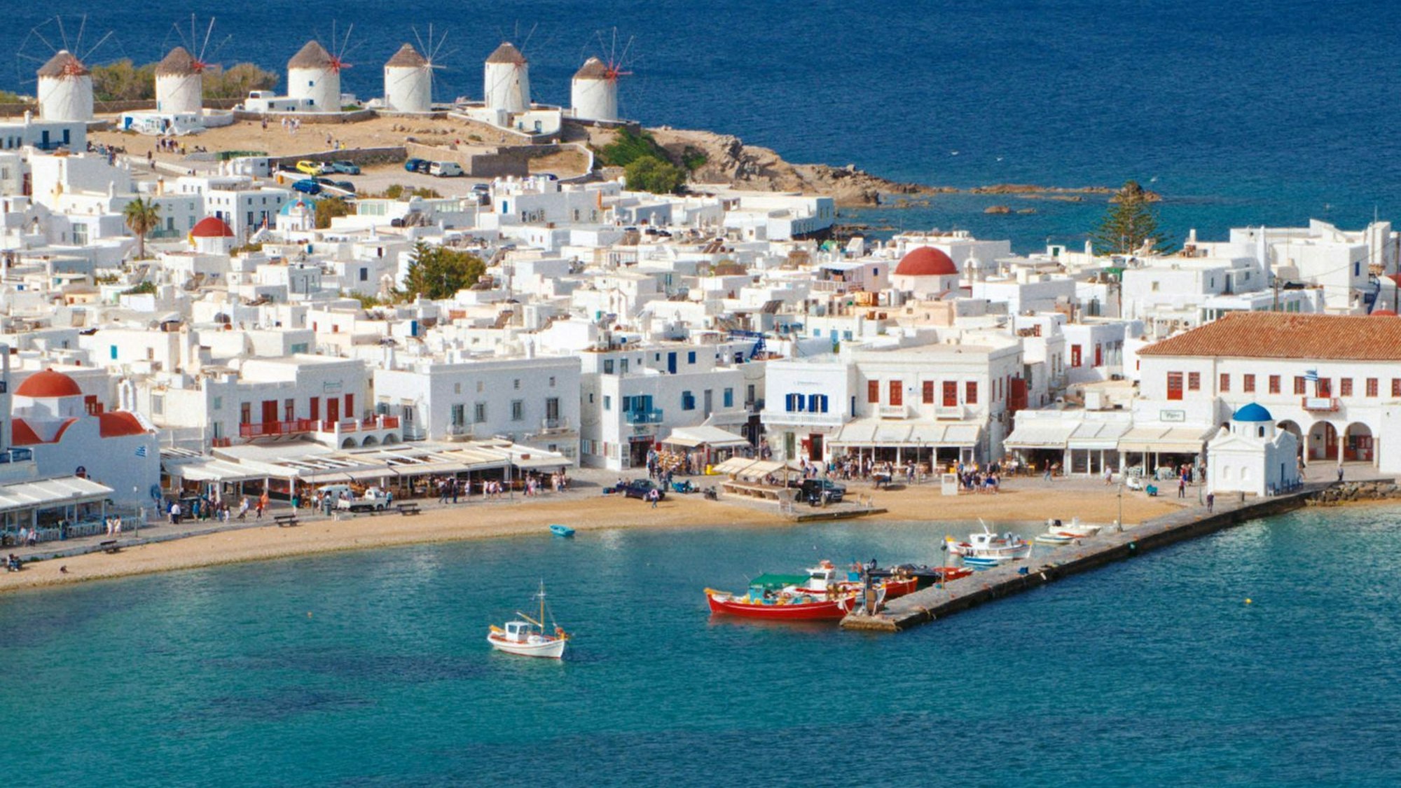 Die weiß getünchten Windmühlen, die auf einem Hügel mit Blick auf Mykonos-Stadt aufgereiht sind, sind das Wahrzeichen der Insel.
(Bild: Filmiki / unafilm)