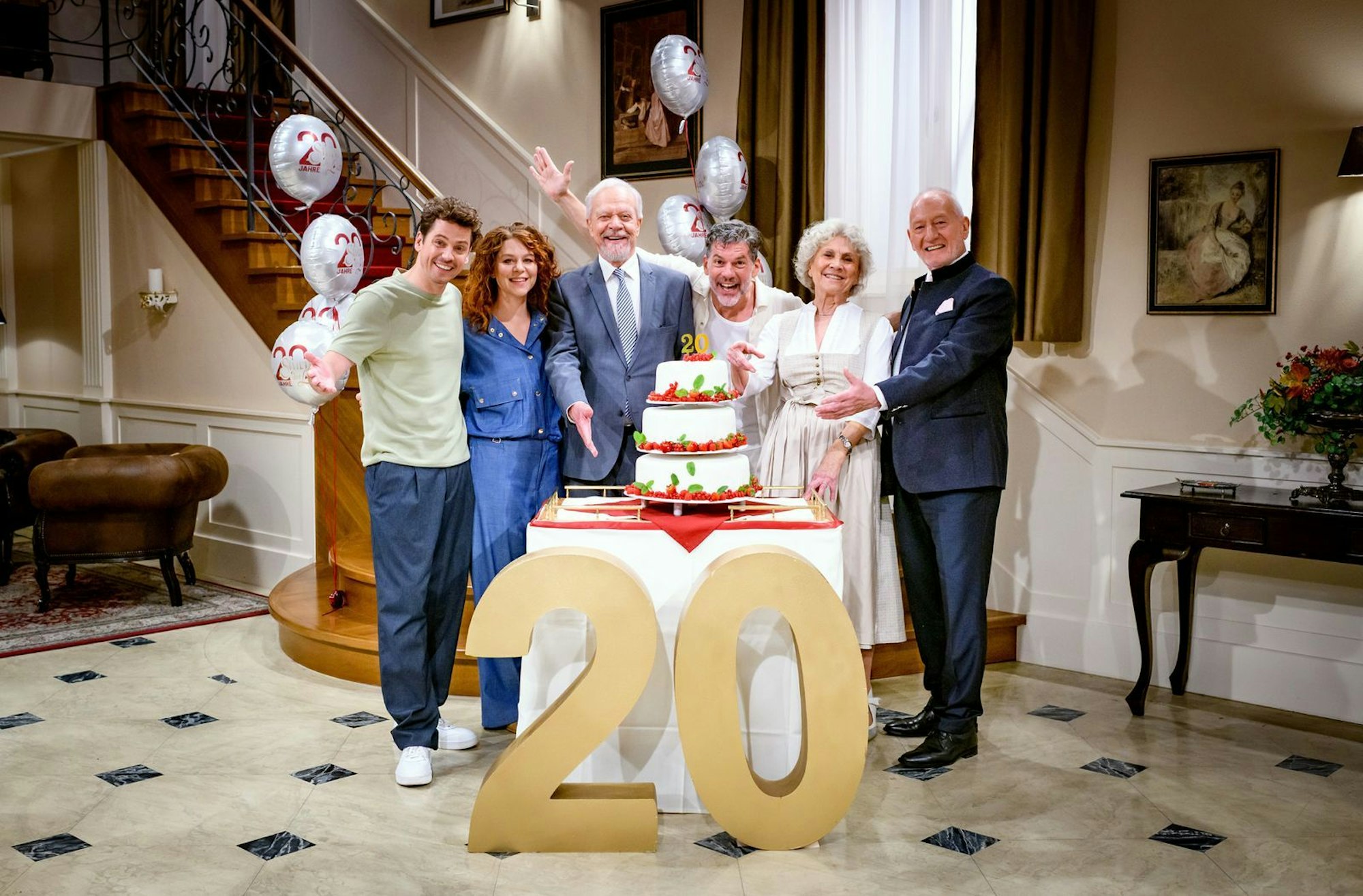 Das neue Traumpaar Johanna Graen (links) und Anthony Paul (links) feierte gemeinsam mit den langjährigen Serienstars Antje Hagen, Sepp Schauer (rechts) und Dirk Galuba (dritter von links) sowie Gregory B. Waldis, dem Traummann der ersten Staffel, das Jubiläum von „Sturm der Liebe“. (Bild: ARD / Christof Arnold )