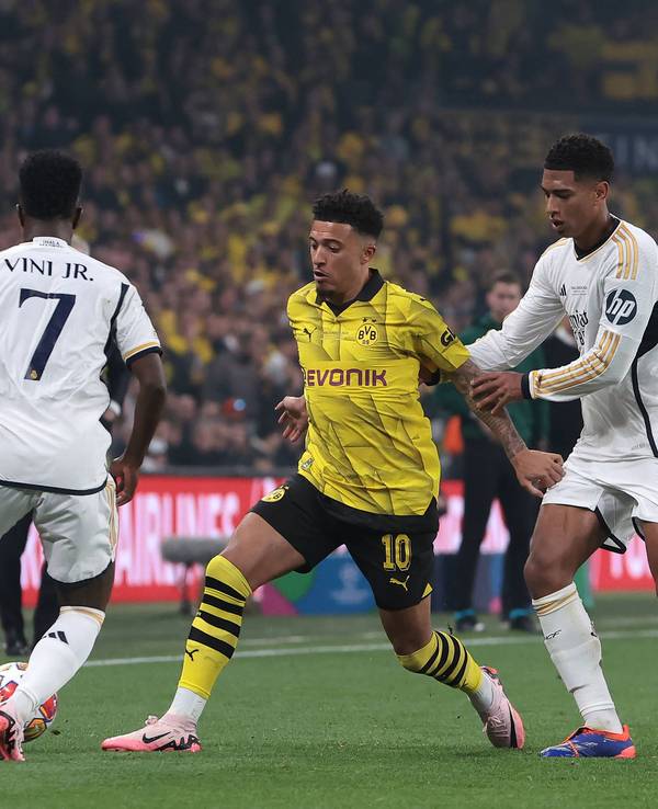 Jadon Sancho im Zweikampf mit Jude Bellingham.