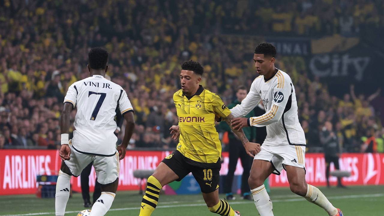 Jadon Sancho im Zweikampf mit Jude Bellingham.